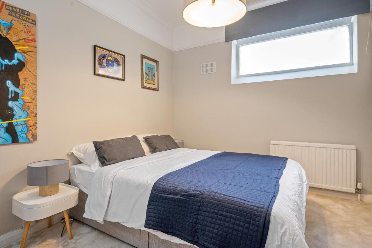 Luxury With 3 Bedrooms * London