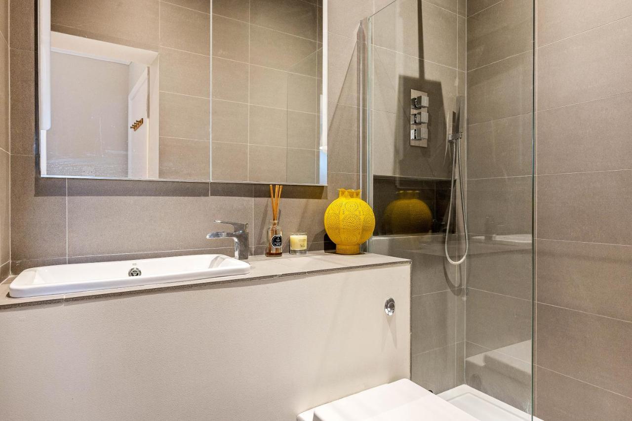 Luxury With 3 Bedrooms London
